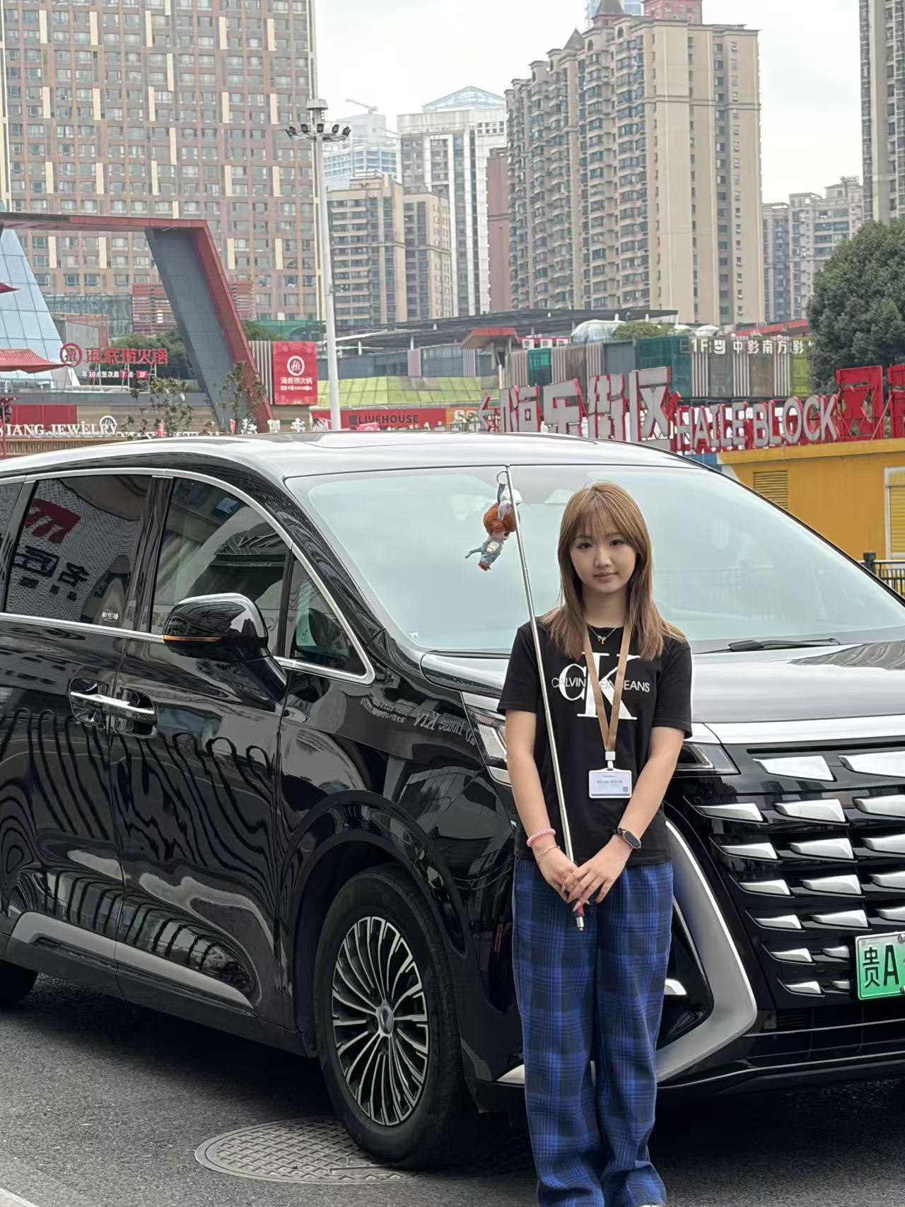 導遊在車輛旁留影